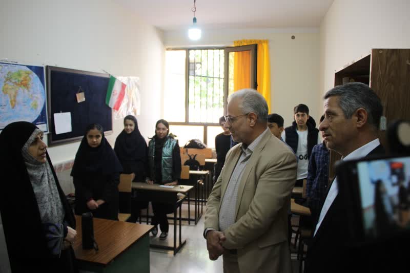 بازدید بخشدار از مدرسه روستا